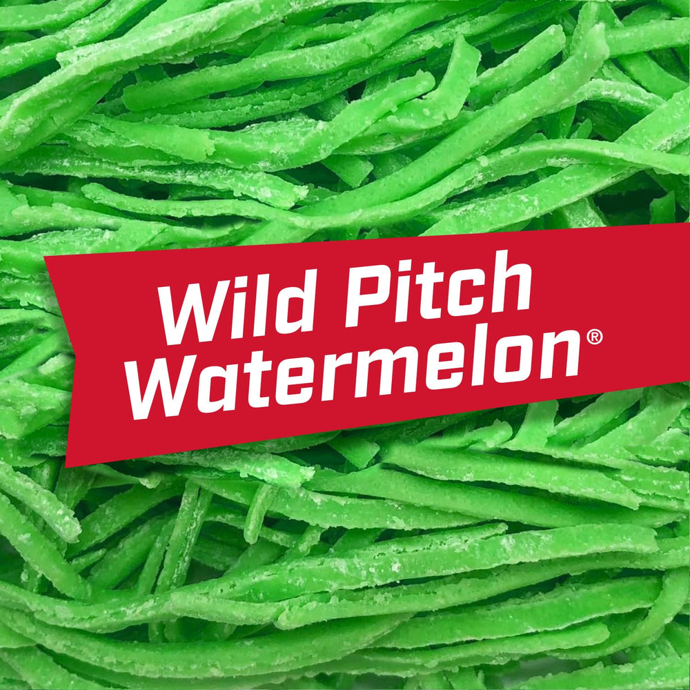 Big League Chew mano sosteniendo bolsa para comparar tamaño práctico y portátil