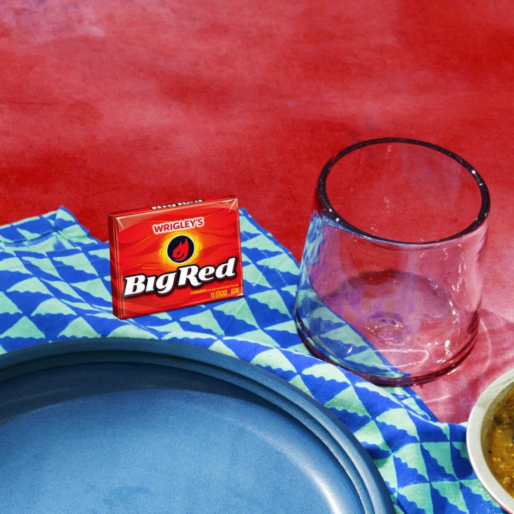 BIG RED chicle en mano que muestra tamaño práctico para llevar