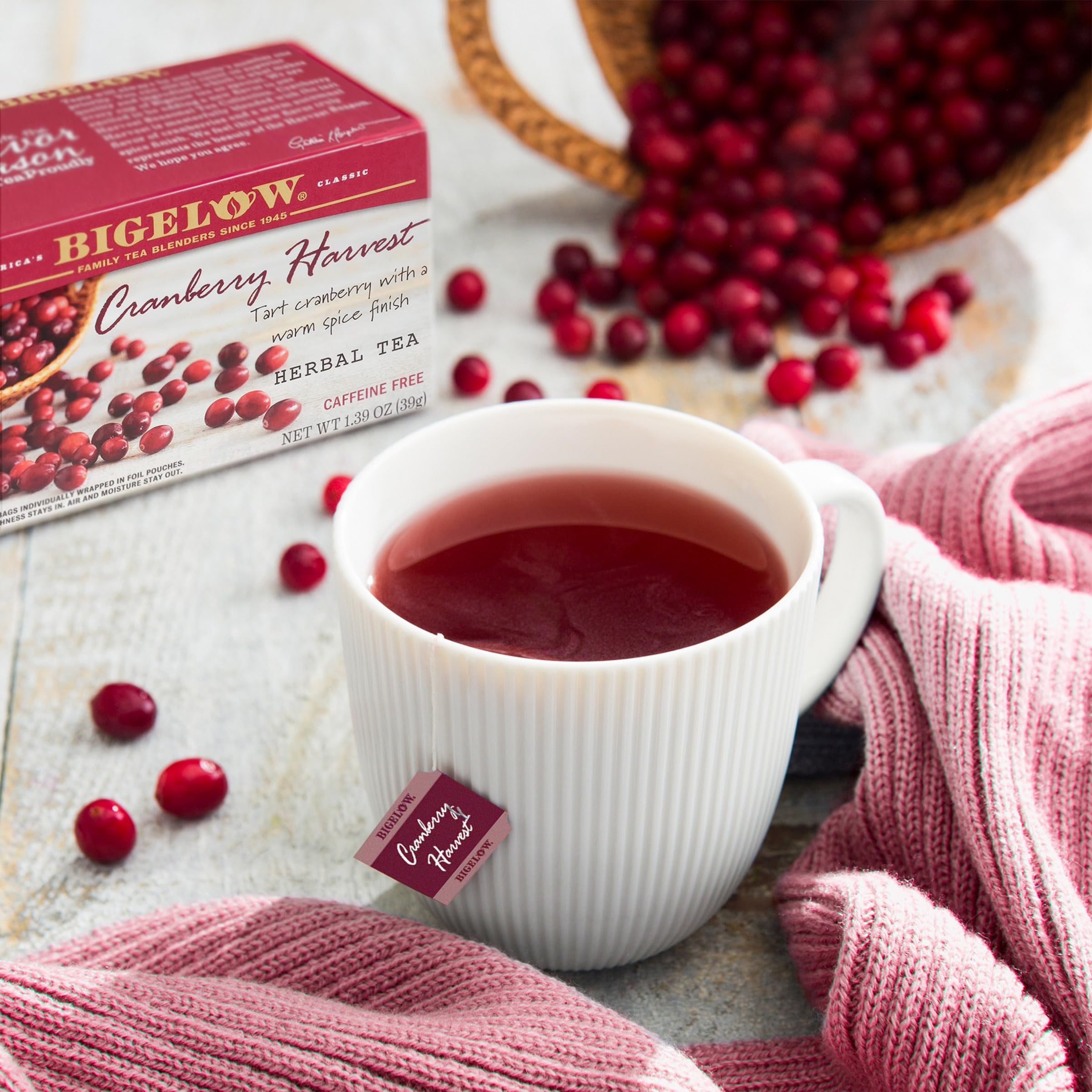 Bigelow Tea textura del té en cuchara resaltando color afrutado y aroma