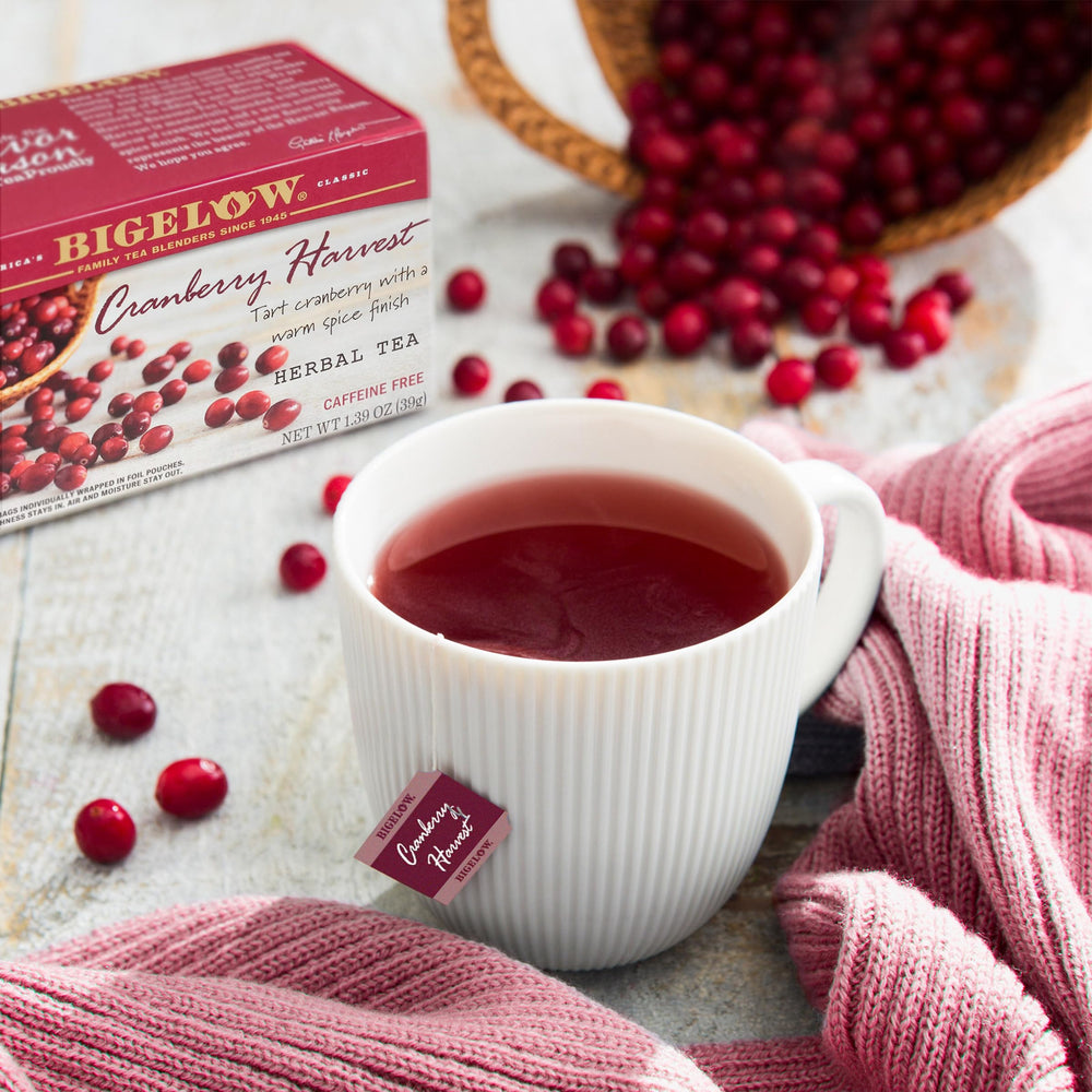 Bigelow Tea textura del té en cuchara resaltando color afrutado y aroma