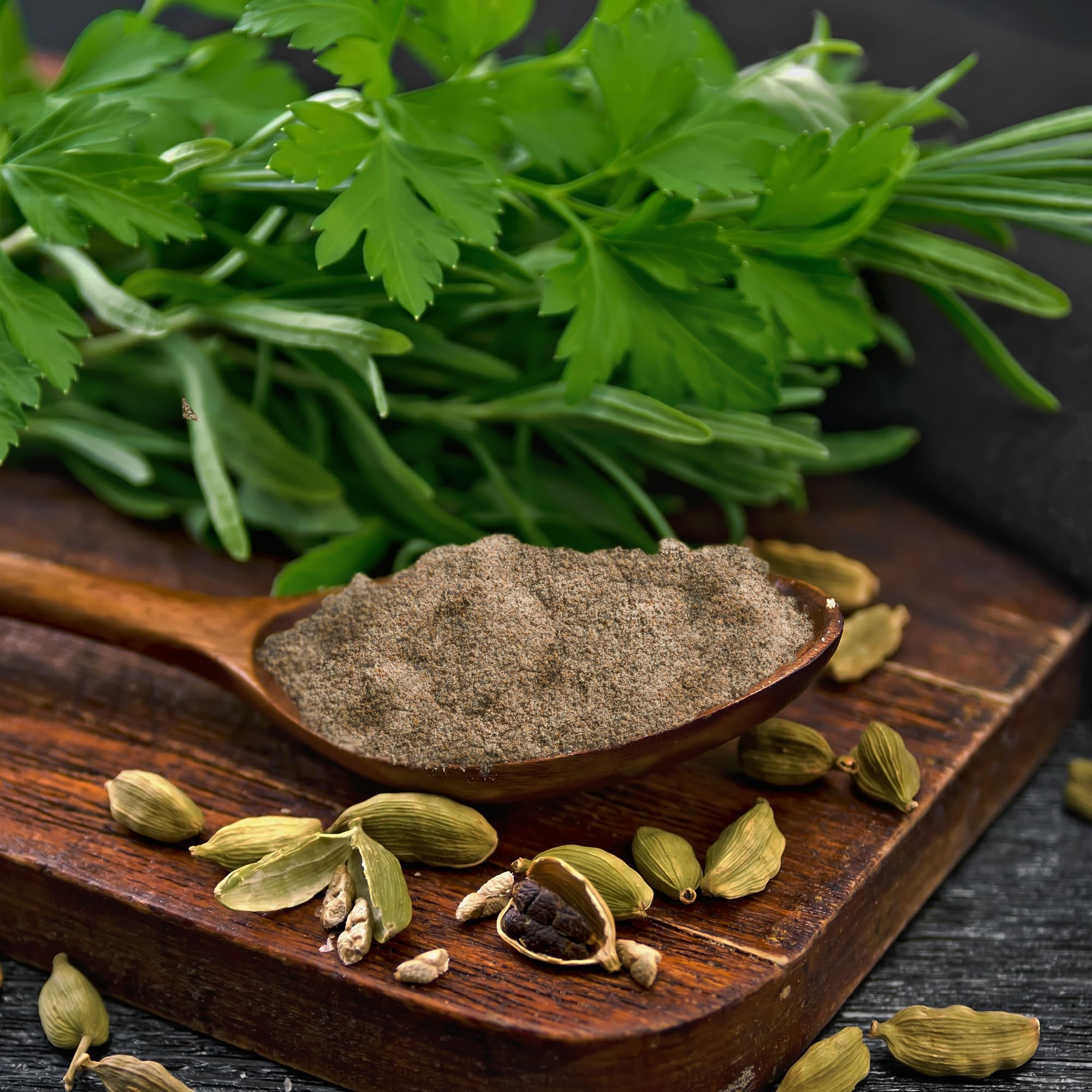 BIRCH & MEADOW cardamomo molido en uso, infusionando té con sabor realzado