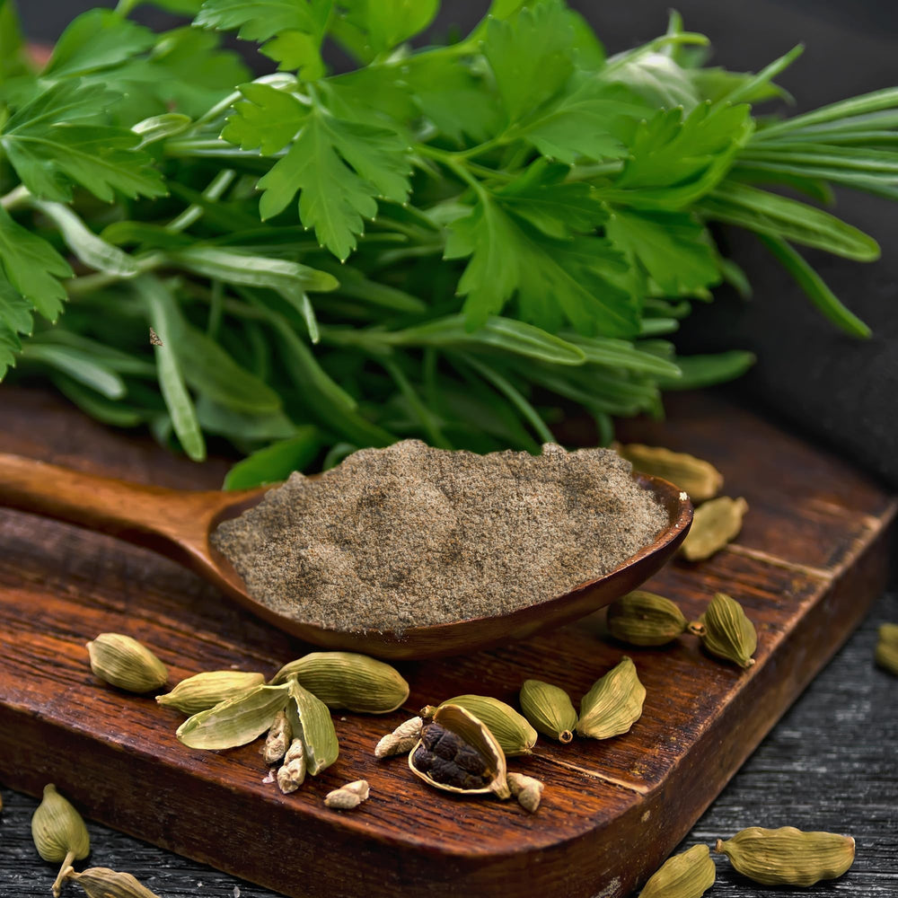 BIRCH & MEADOW cardamomo molido en uso, infusionando té con sabor realzado