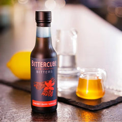 Bittercube usado en Manhattan en barra para realzar sabor del cóctel