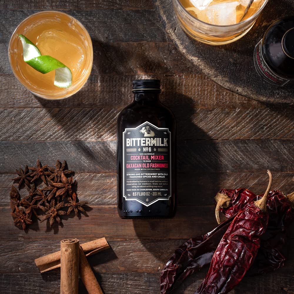 Bittermilk mezclado con mezcal en vaso con hielo resaltando aroma