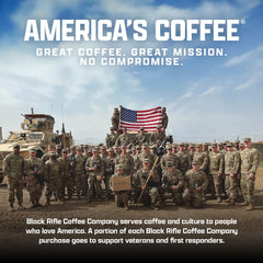Black Rifle Coffee cápsulas en mano mostrando tamaño y cantidad para oficina