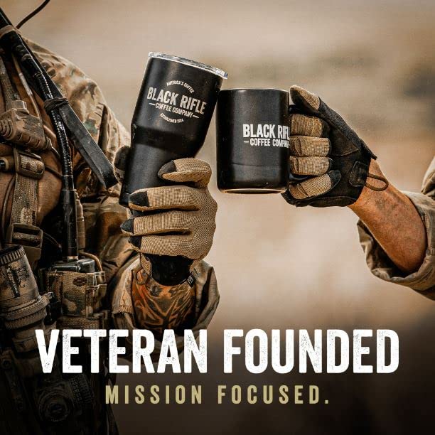 Black Rifle Coffee escena de oficina con cápsulas, ideal para pausas rápidas