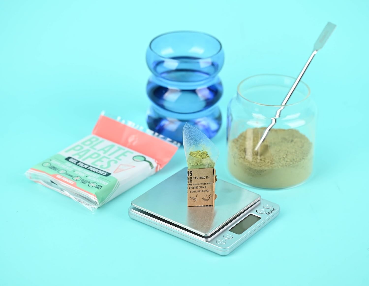 Blate Papes pouch activándose en agua, facilita ingestión sin sabor