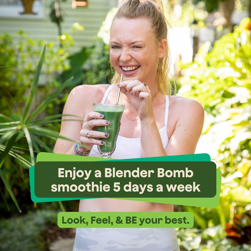 Blender Bombs vertiendo batido en vaso mostrando color y cremosidad