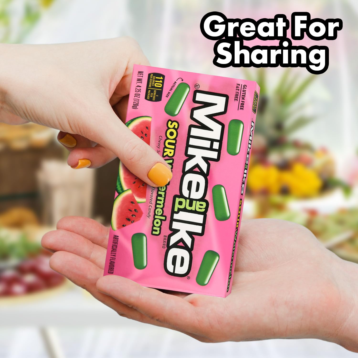 Bloom's bol de fiesta lleno de Mike and Ike para servir a invitados