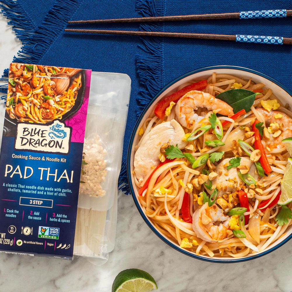 Blue Dragon plato de pad thai servido, resultado auténtico y apetitoso