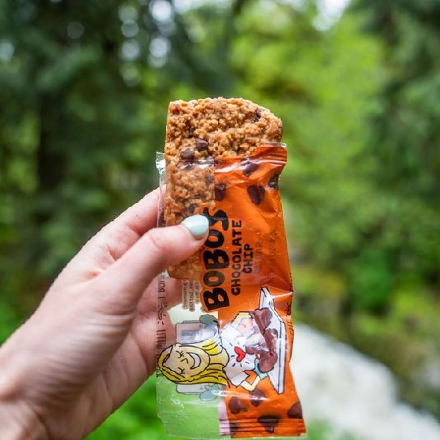 Bobo's producto junto a avenas y cacao destacando ingredientes simples