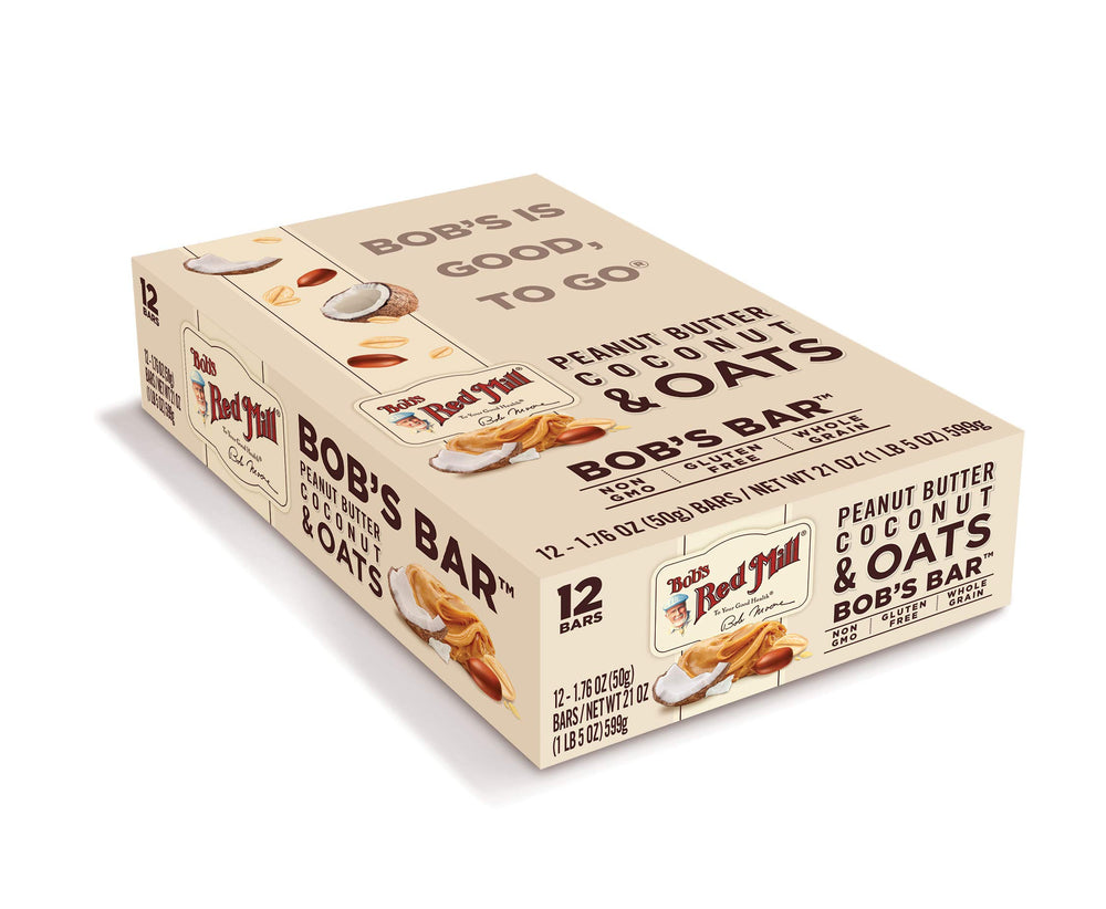 Bob's Red Mill barrita sostenida en mano ideal para llevar y comer