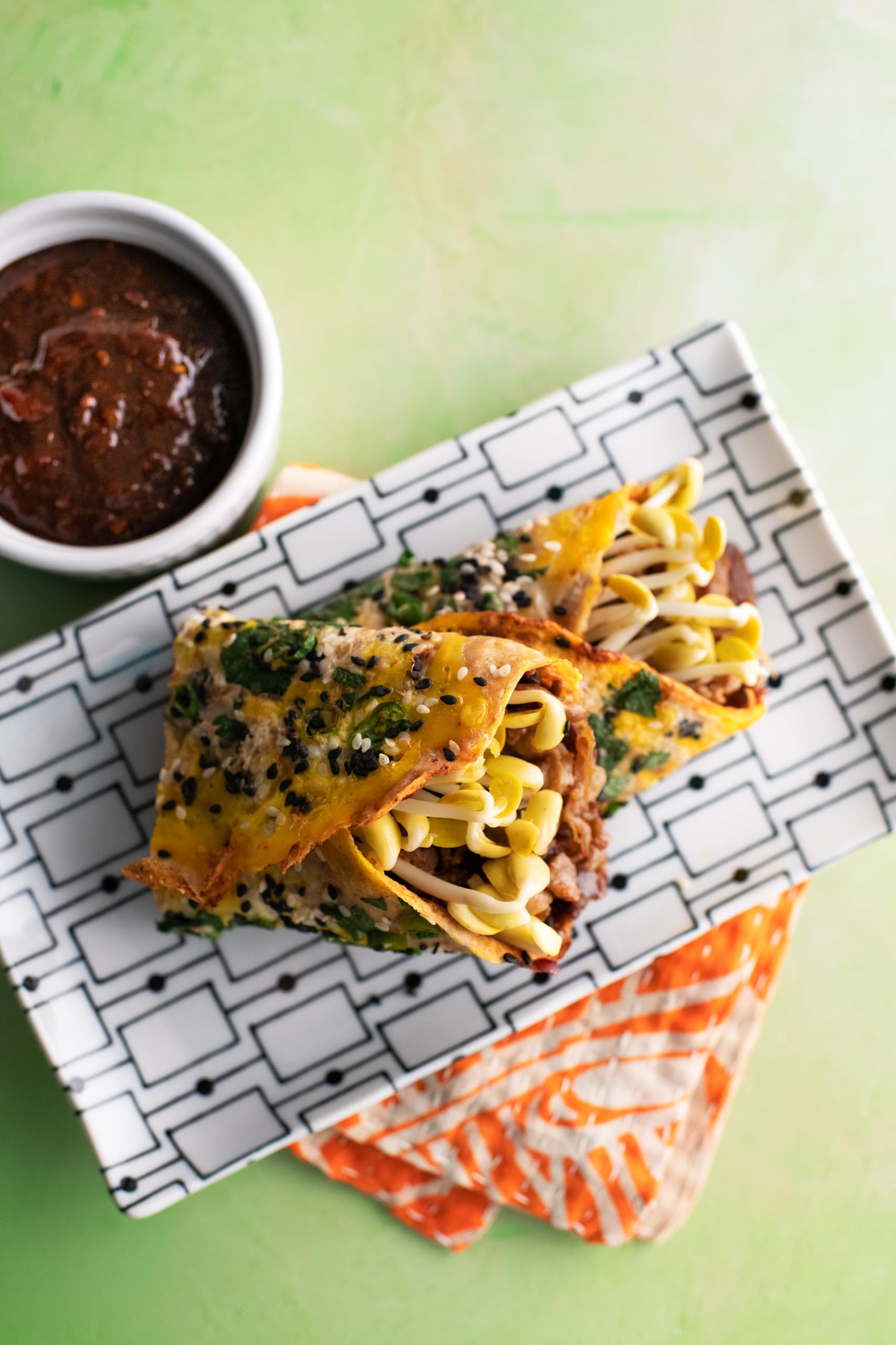 Bob's Red Mill harina en mano para mostrar tamaño y proporción útil en recetas