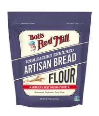 Bob's Red Mill mano amasando masa, demuestra buena elasticidad y desarrollo de gluten