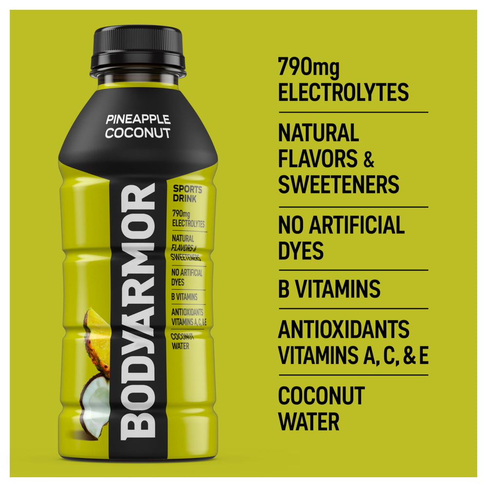 Manos sosteniendo botella BODYARMOR Pineapple Coconut para hidratación postentrenamiento