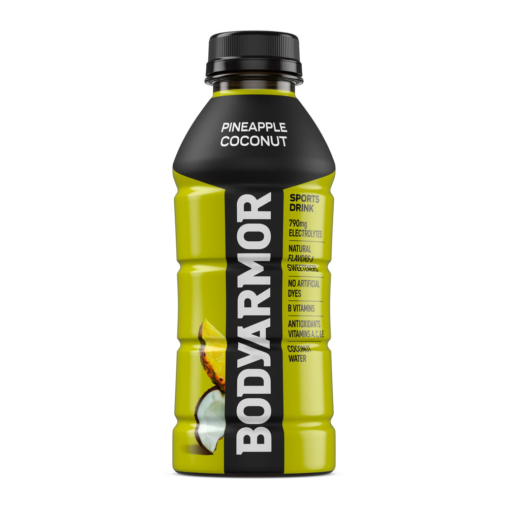 Botella BODYARMOR Pineapple Coconut en ambiente de playa para hidratación al aire libre