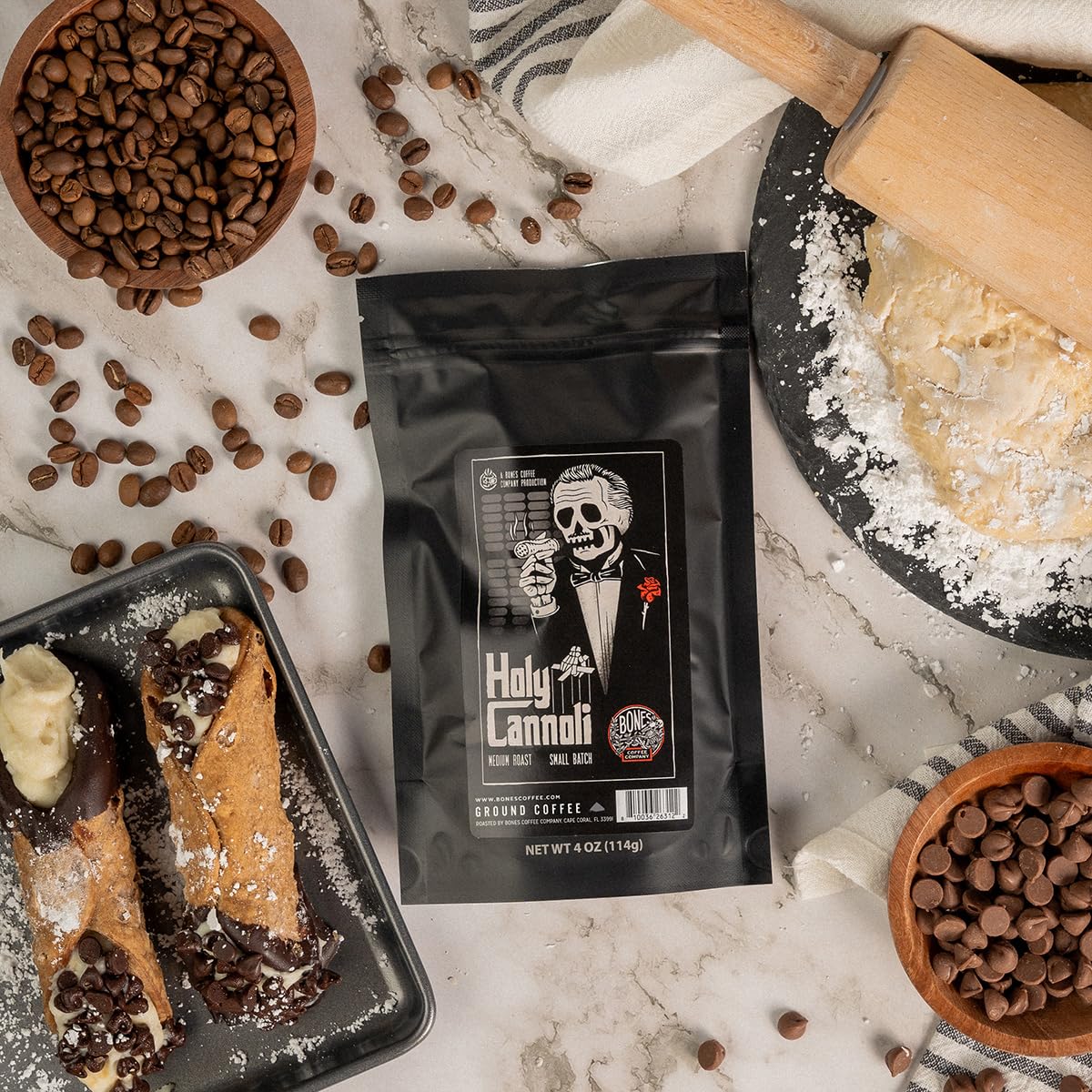 Bones Coffee Company bolsa abierta de 4 oz mostrando contenido y porción ideal para probar sabores