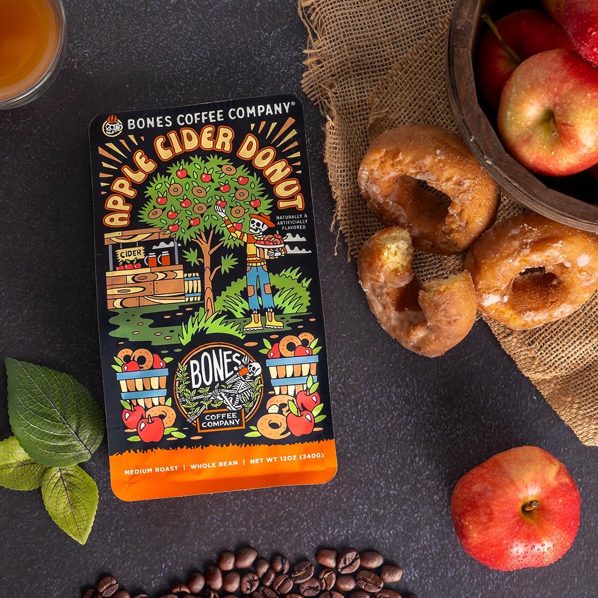 Taza servida de Bones Coffee Company con espuma que evoca canela y manzana