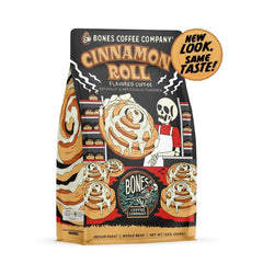 Granos arábica Bones Coffee Company en mano resaltando frescura y bajo en acidez