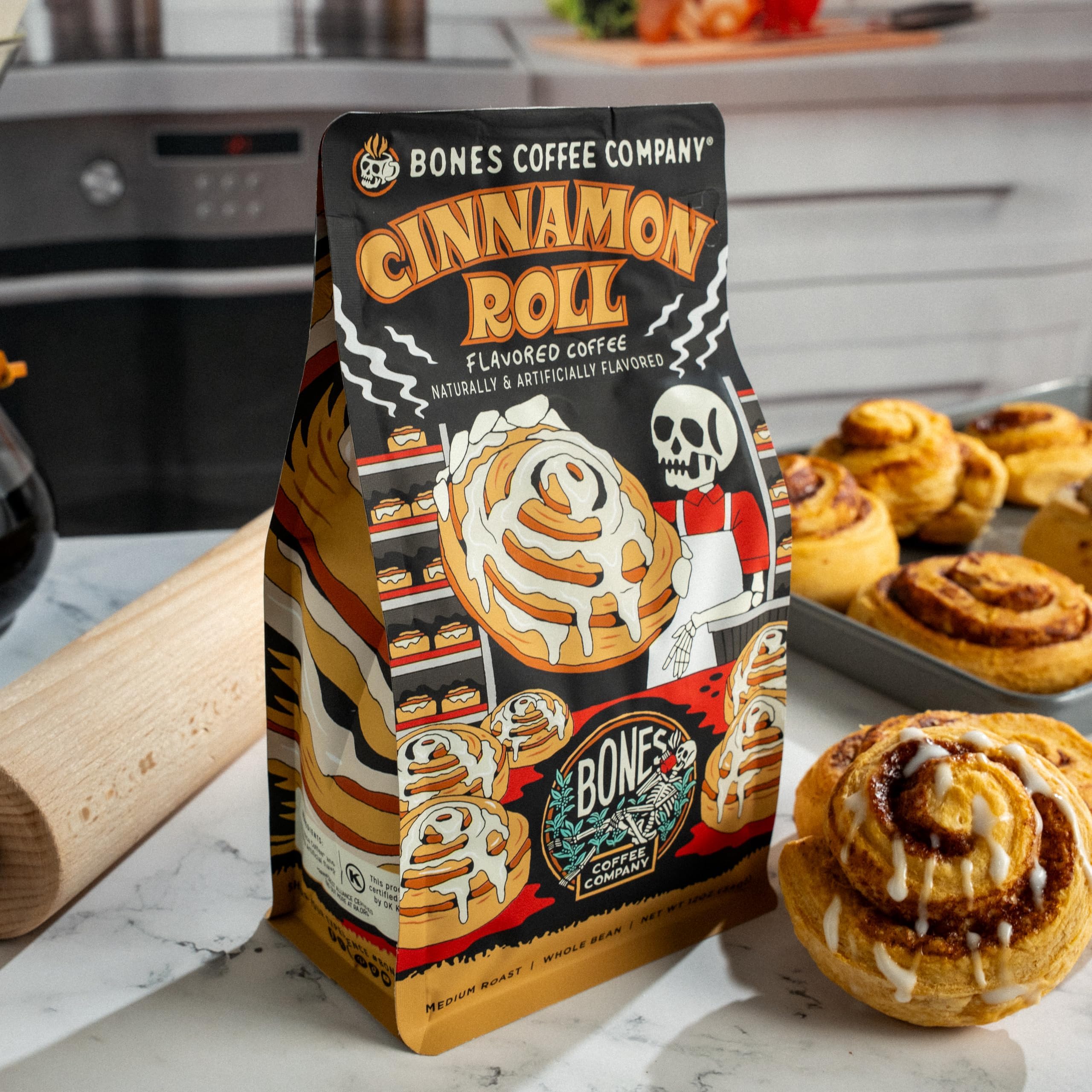 Taza de café Bones Coffee Company Cinnamon Roll lista para beber con aroma a canela