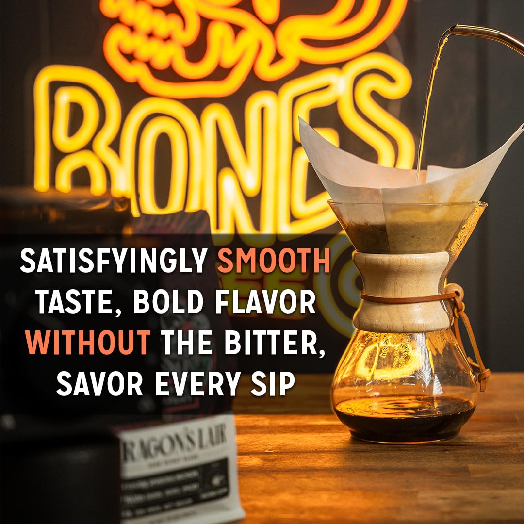 Bones Coffee Company taza en escena de desayuno realzando sabor aromático