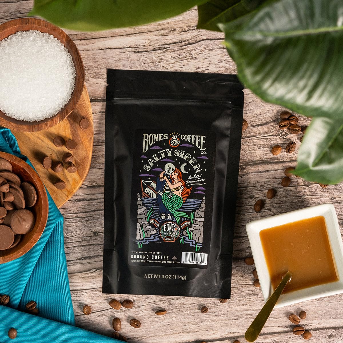 Bones Coffee Company primer plano de granos de arábica con textura y tueste medio para sabor suave