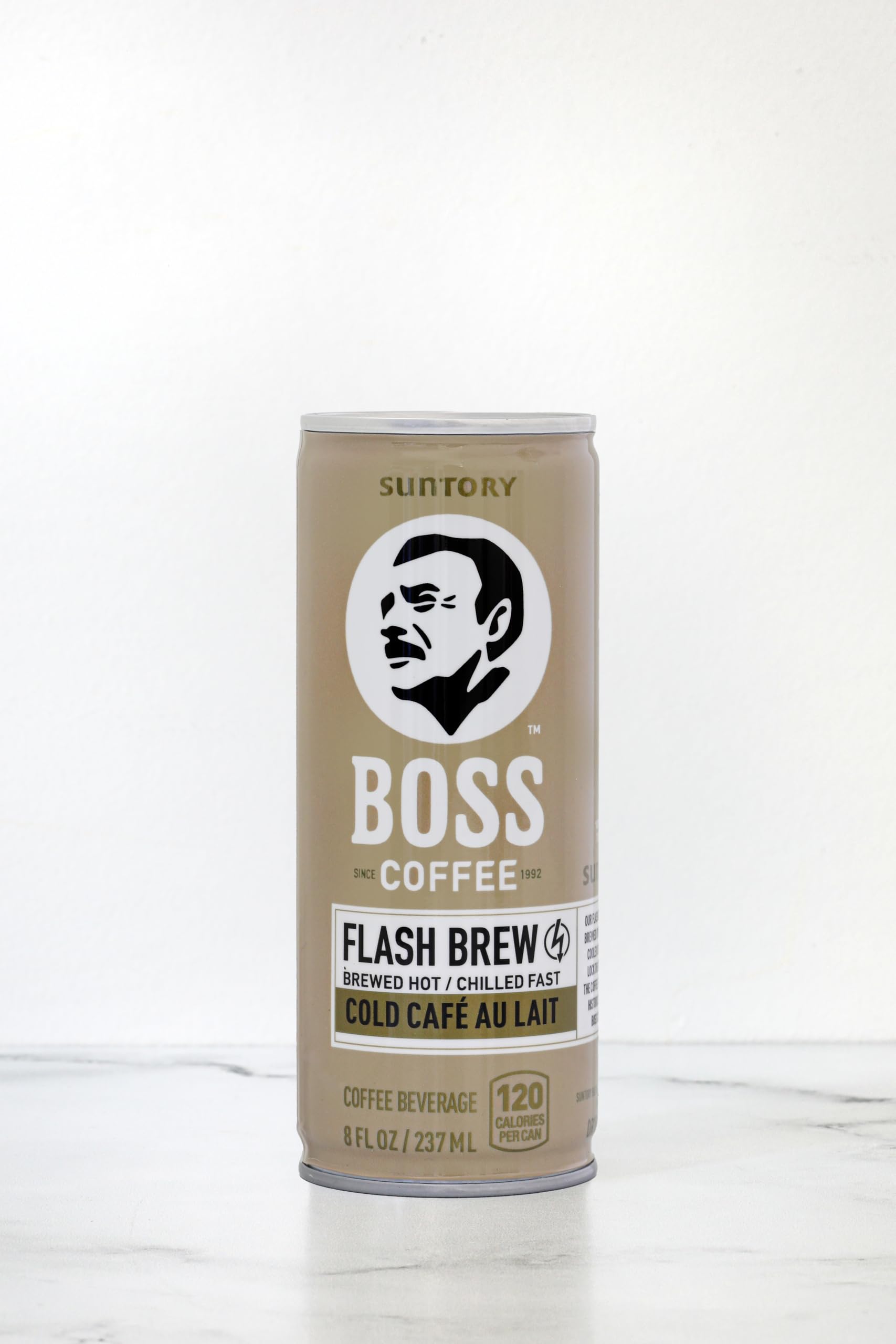 BOSS escena matutina en oficina mostrando energía práctica