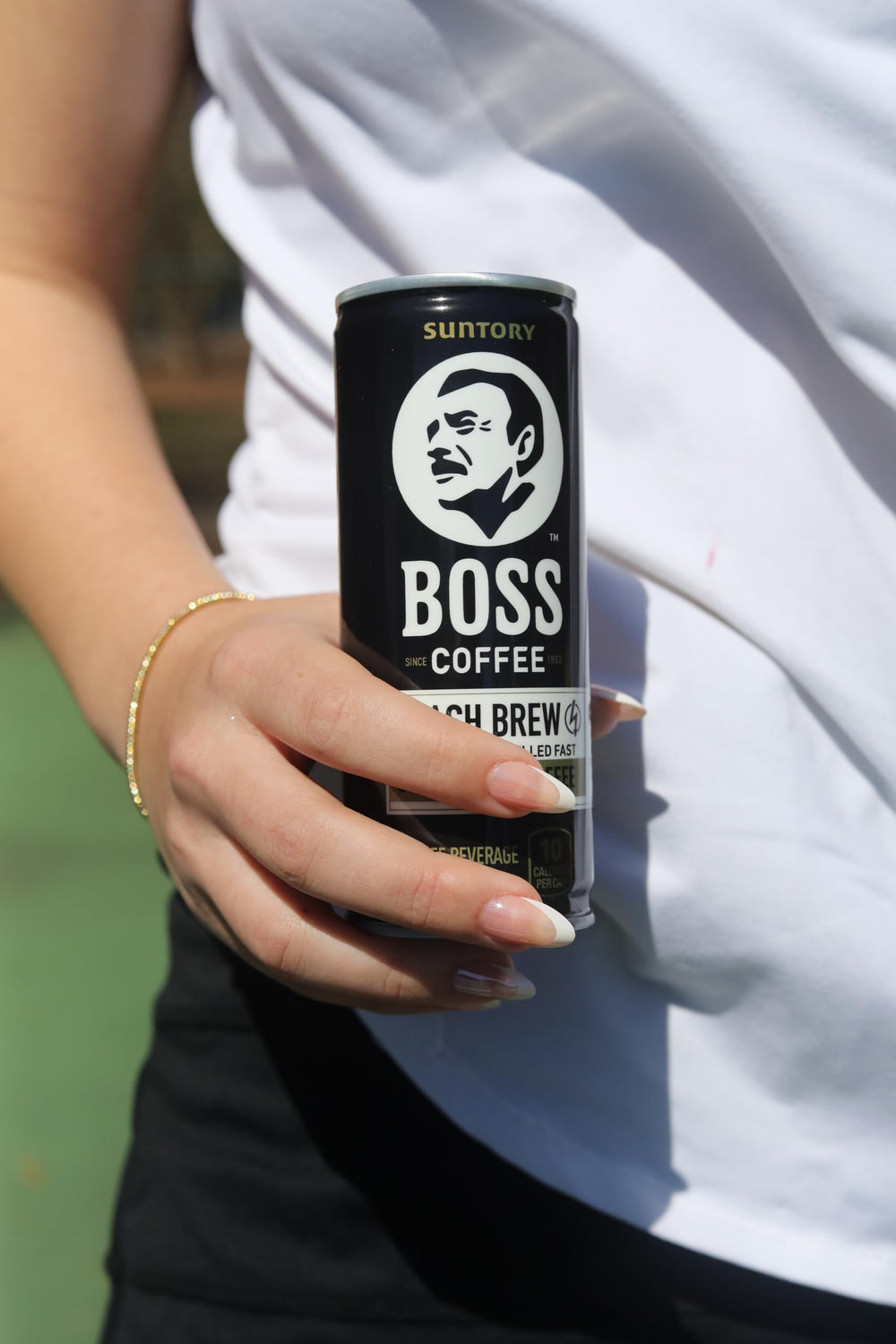 BOSS lata sobre escritorio en ambiente de oficina productiva