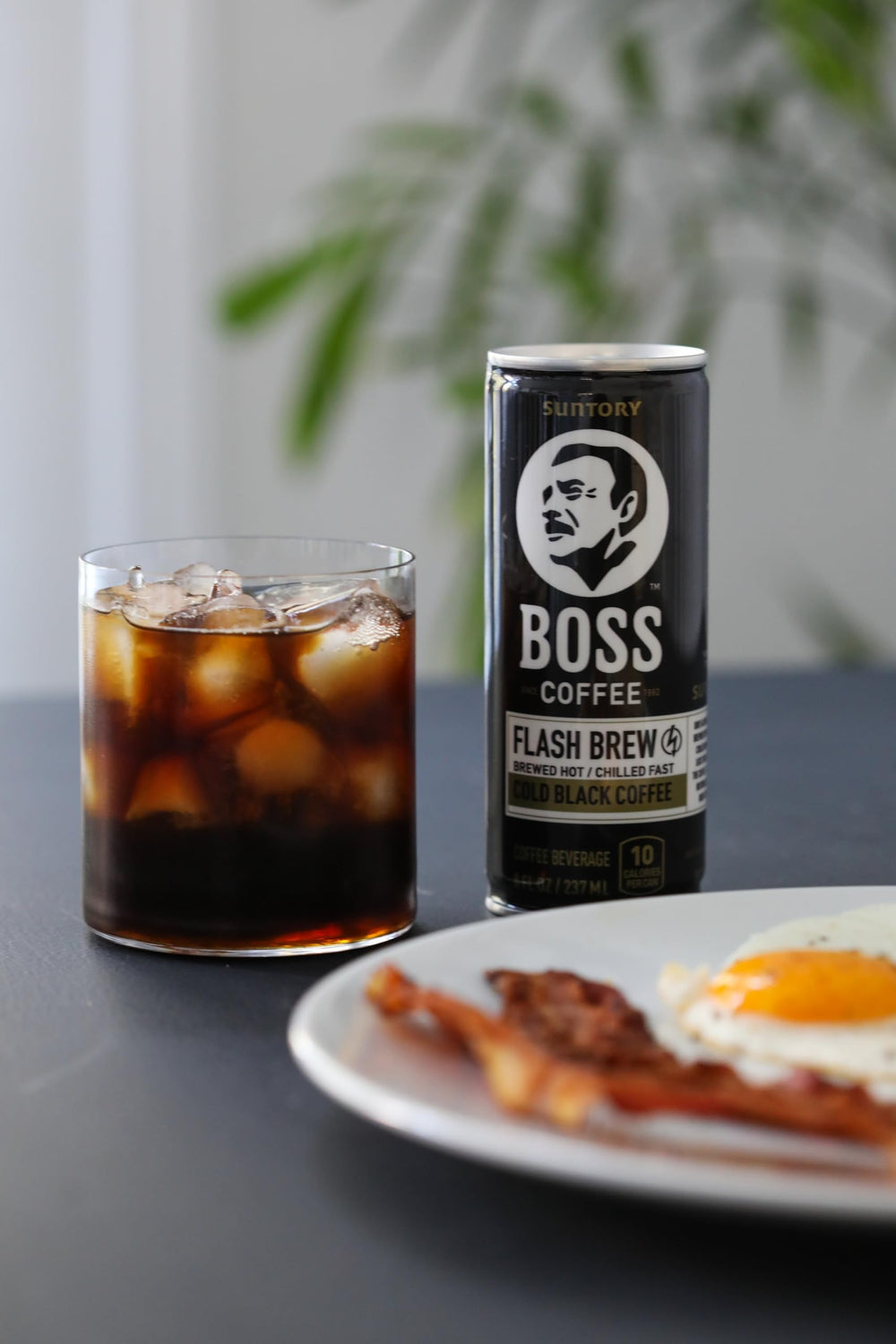 BOSS lata abierta lista para beber con aspecto apetecible