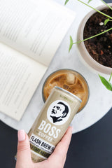 BOSS lata en mano demostrando portabilidad y uso inmediato