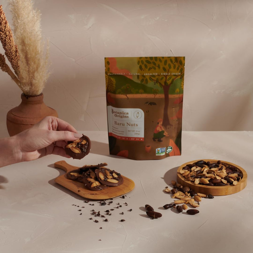 Botanica Origins mano tomando nueces como snack energético