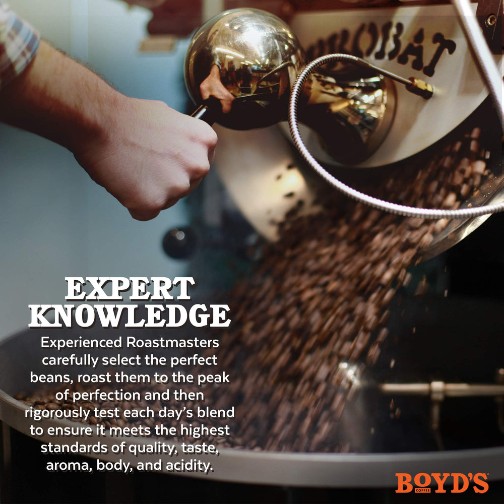 Boyd's Coffee empaque abierto permitiendo oler aroma antes de preparar