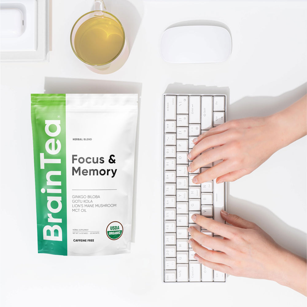 Brain Tea en escritorio con portátil inspirando productividad y claridad mental