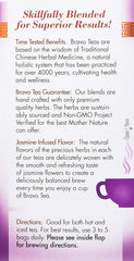 Bravo Tea taza servida en mano mostrando color de infusión y consumo relajado