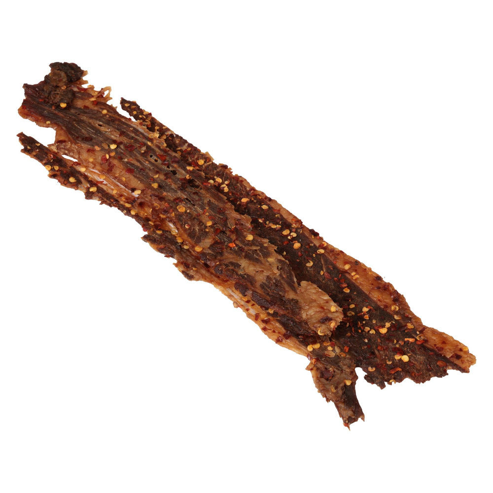 Generic Brisket Chips Co. chips servidas en una tabla como snack alto en proteína para compartir