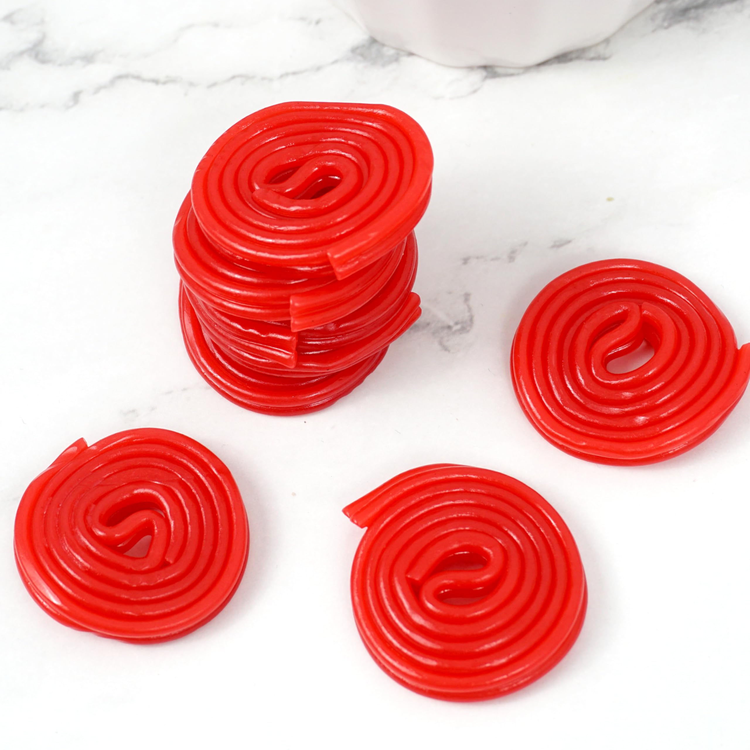 THE HAMPTON CANDY COMPANY mano sosteniendo una rueda para comparar tamaño real