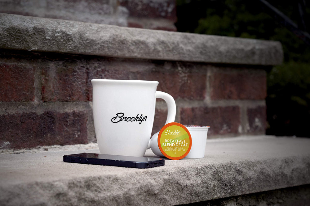 Brooklyn Beans cápsula en mano para comparar tamaño y portabilidad