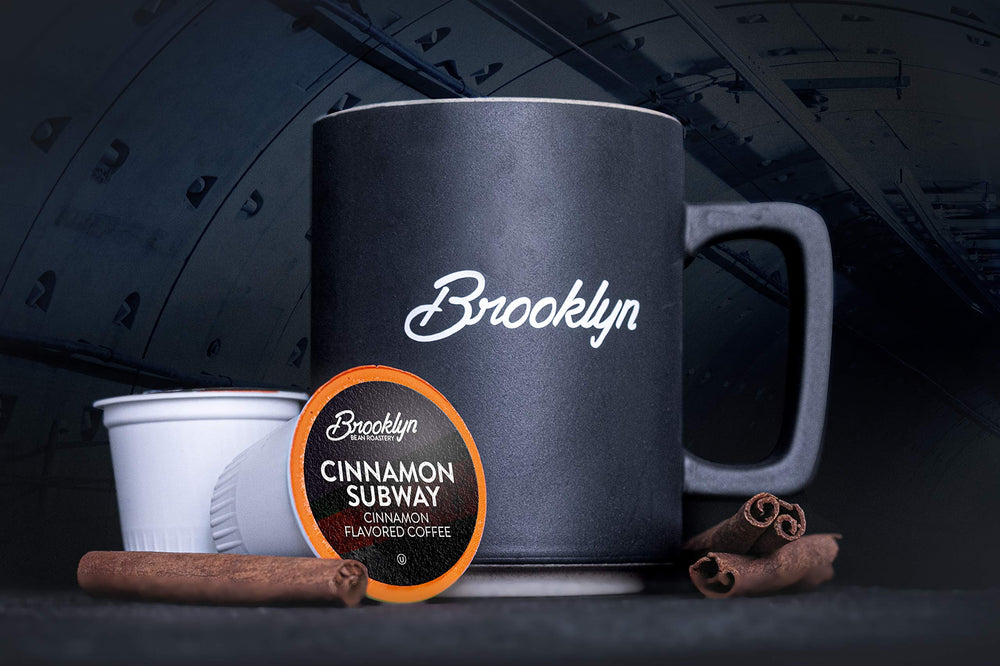 Brooklyn Beans comparación de tamaño de cápsula junto a mano para referencia práctica