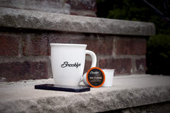 Brooklyn Beans cápsula insertada en Keurig demostrando compatibilidad sencilla