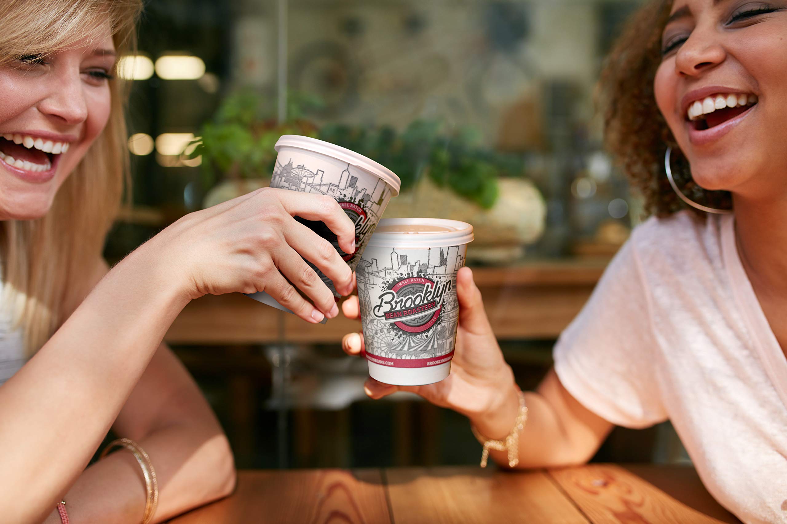 Brooklyn Beans comparación de tamaño de cápsula junto a taza para escala