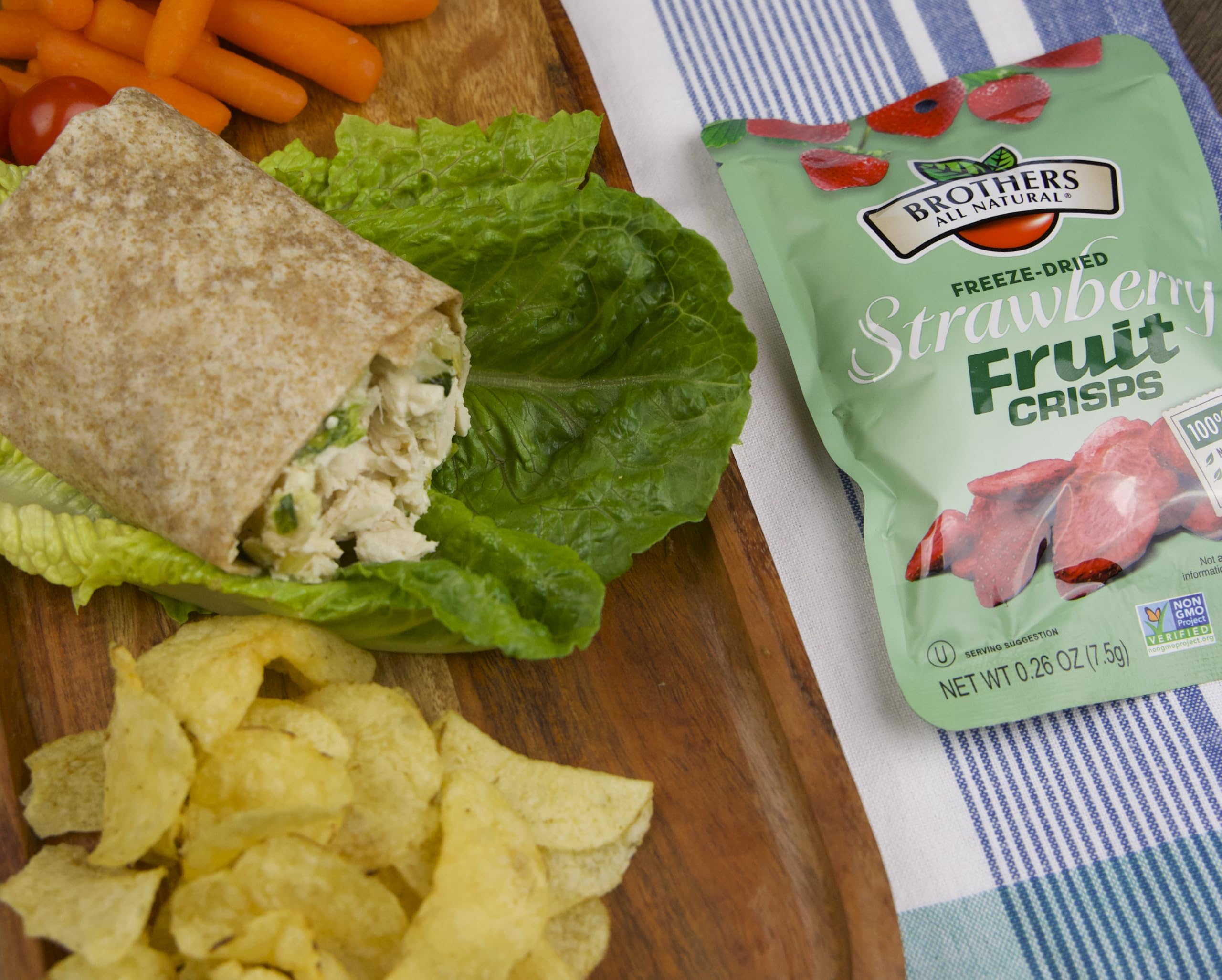 Brothers-ALL-Natural escena de picnic con fresas liofilizadas como snack ligero y natural