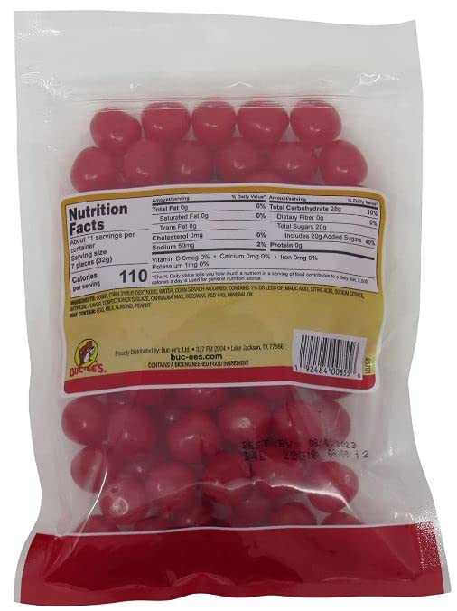 Buc-ee's primeros planos de caramelos Cherry Sours mostrando textura masticable y color rojo vibrante