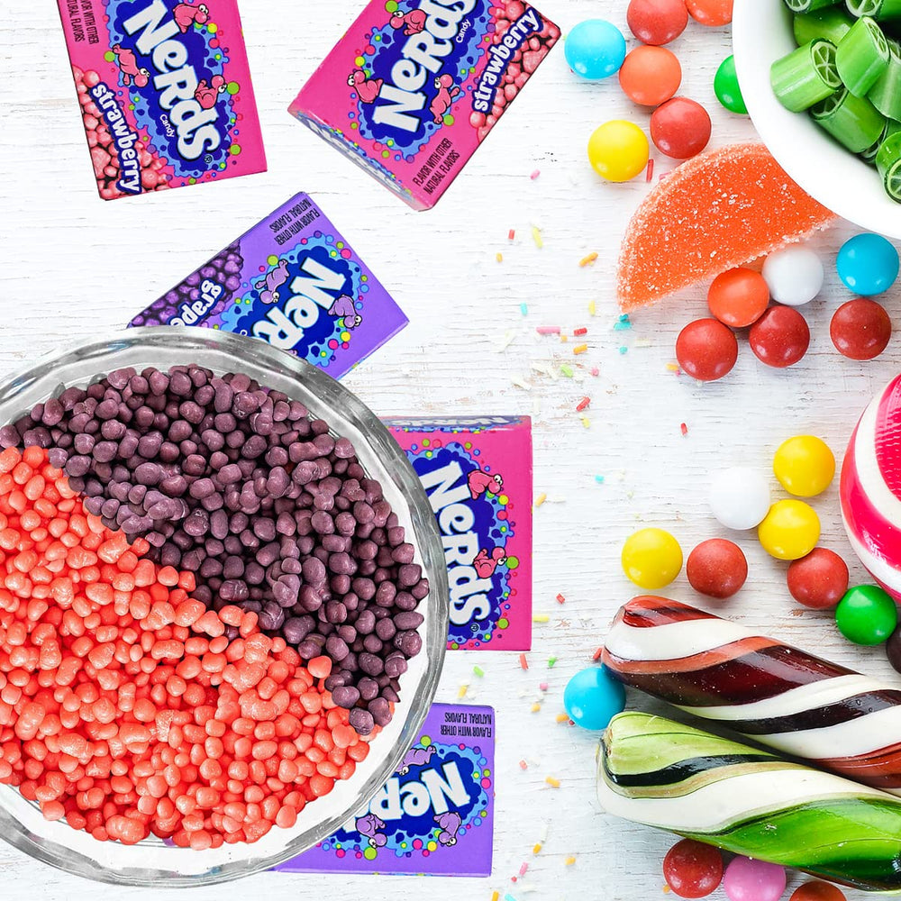Bulk Candy comparación de tamaño junto a una mano para ver escala