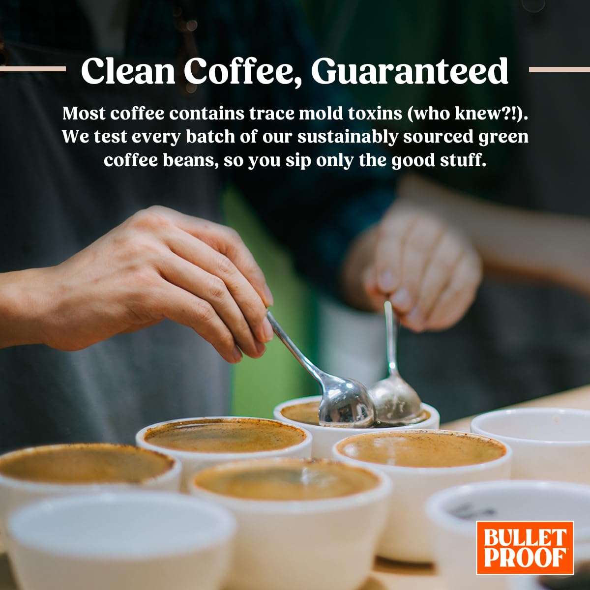 Taza servida con Bulletproof mostrando color y crema del café