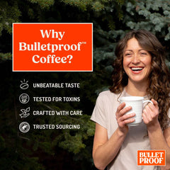 Bulletproof taza servida de café preparando resaltar notas frutales y especiadas en taza