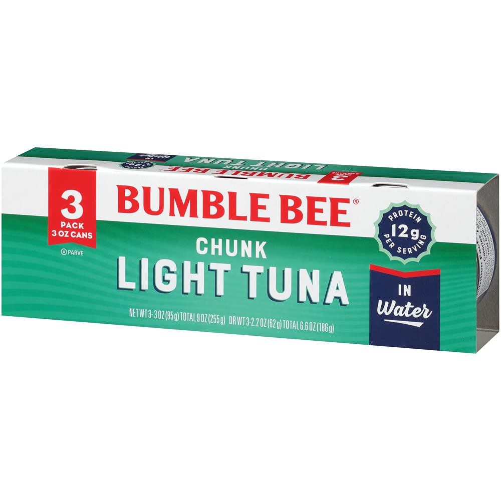 Bumble Bee lata de 3 oz en mano para mostrar tamaño y porción