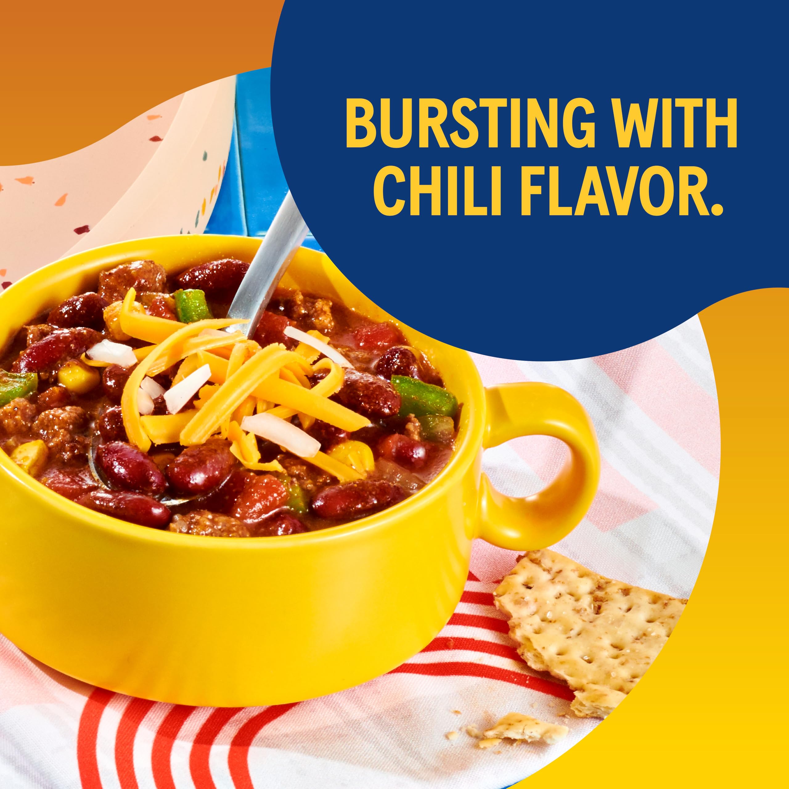 Bush's Best lata abierta y frijoles siendo vertidos para uso rápido