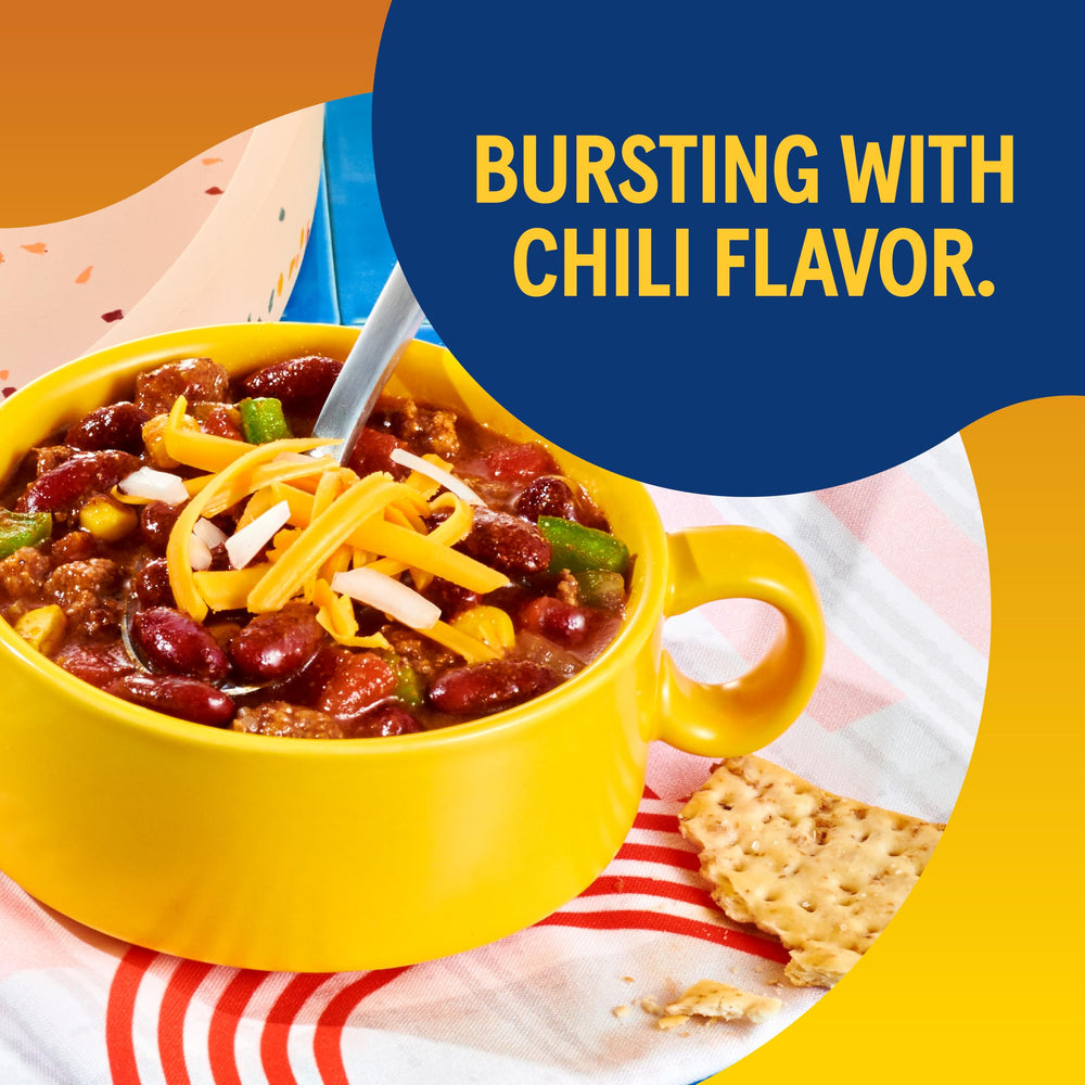 Bush's Best lata abierta y frijoles siendo vertidos para uso rápido