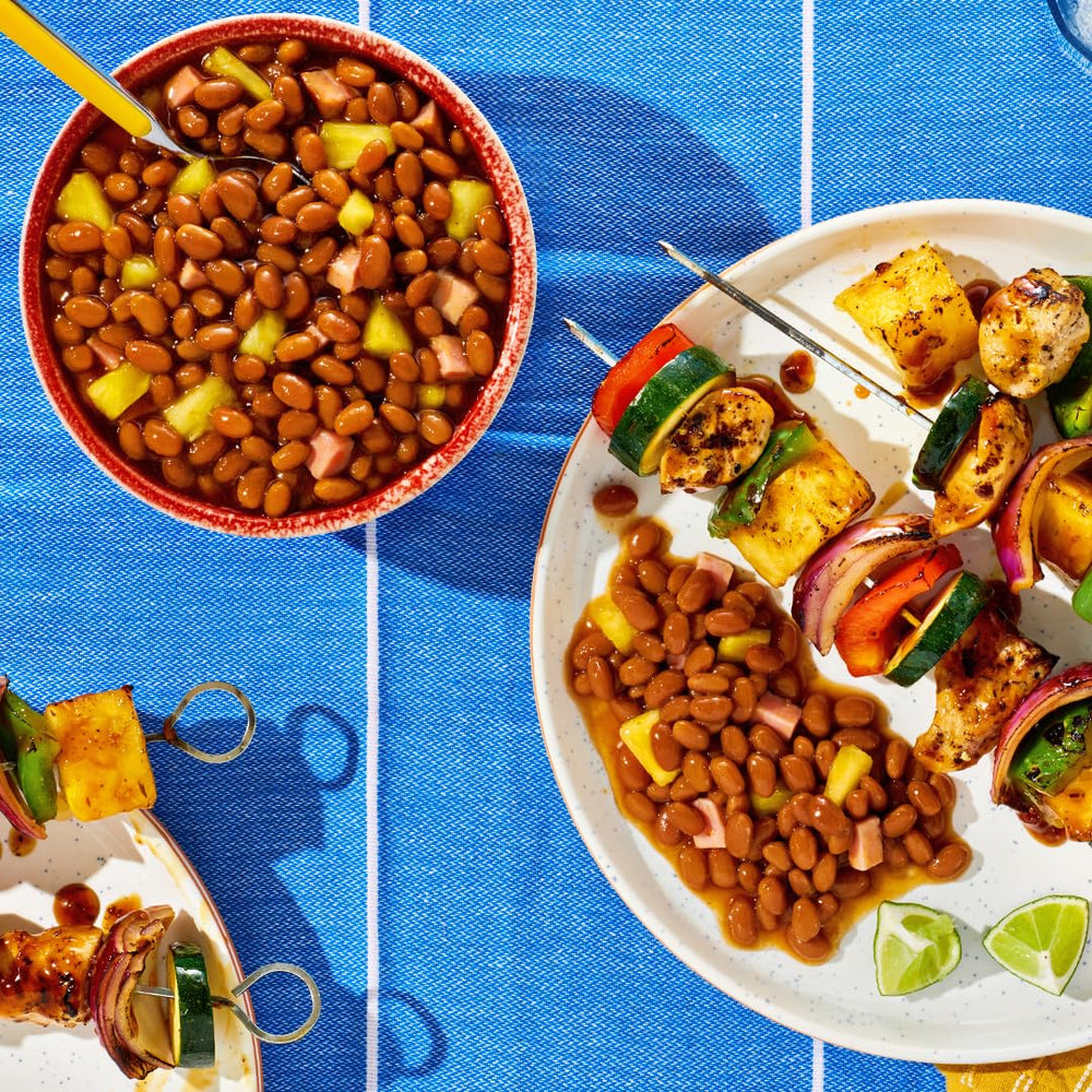 Bush's Best frijoles servidos en plato acompañando costillas, combina bien en barbacoas
