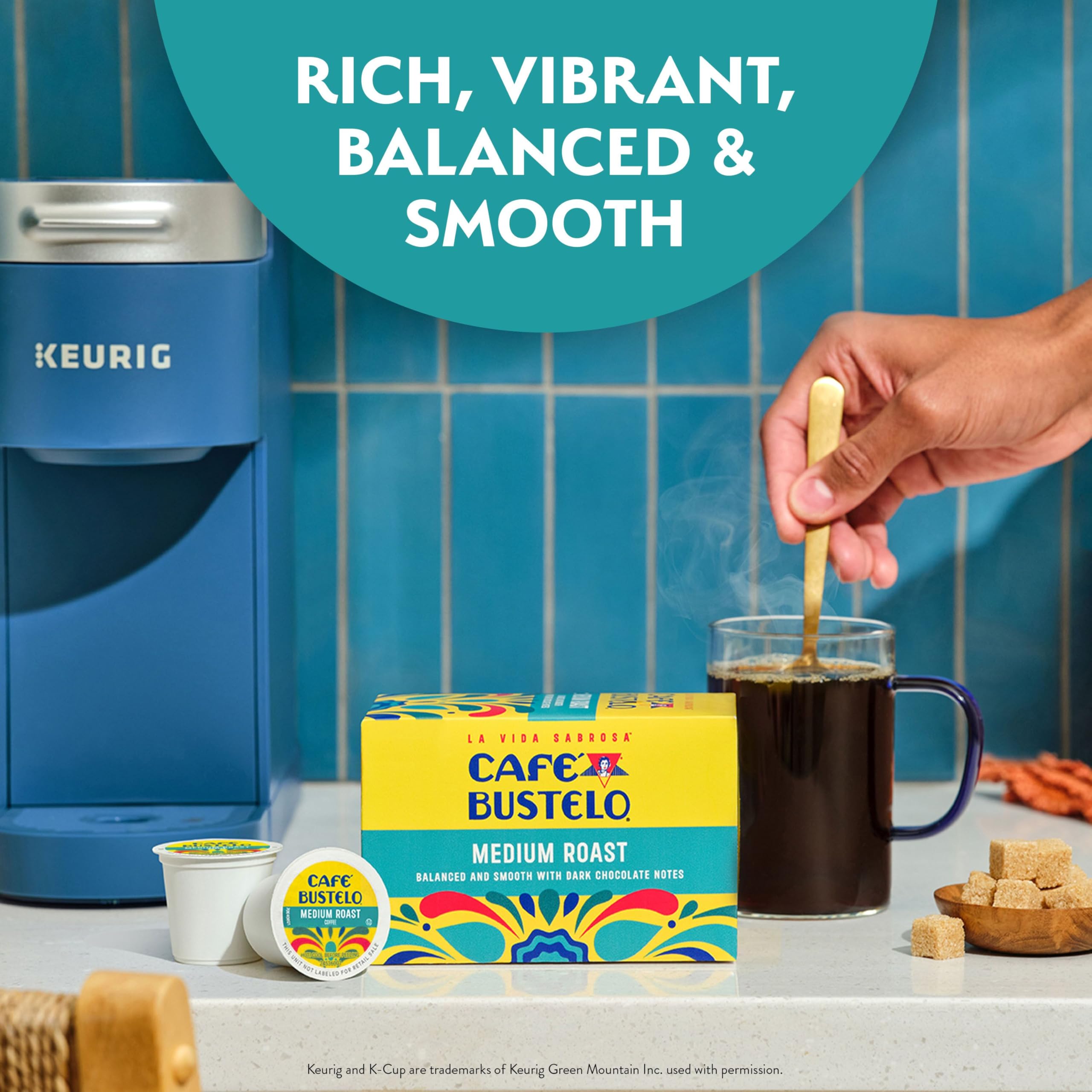 Café Bustelo latte con espuma resaltando cómo aguanta la leche